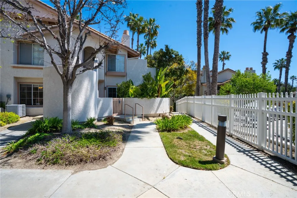 24352 Berrendo #4 Laguna Hills, CA 92656
