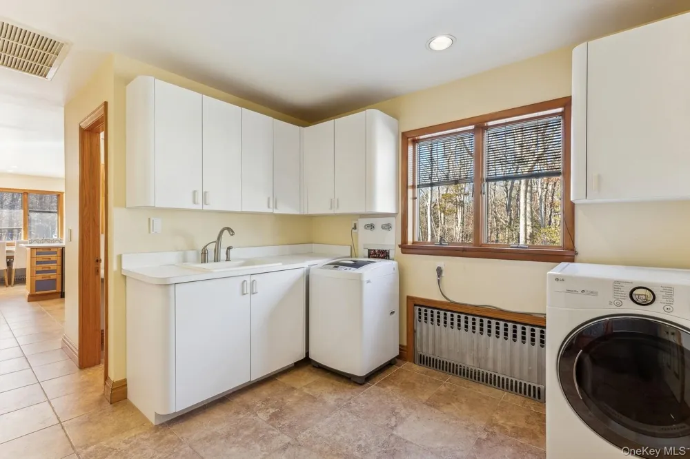 2905 Private Road East Marion, NY 11939