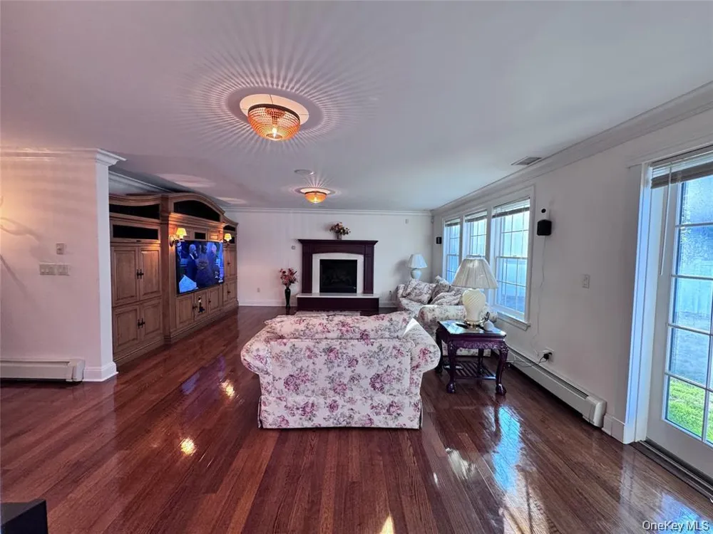 35 Moss Lane Jericho, NY 11753