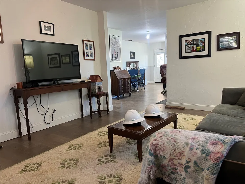 216 Woodlawn Avenue Strawn, TX 76475