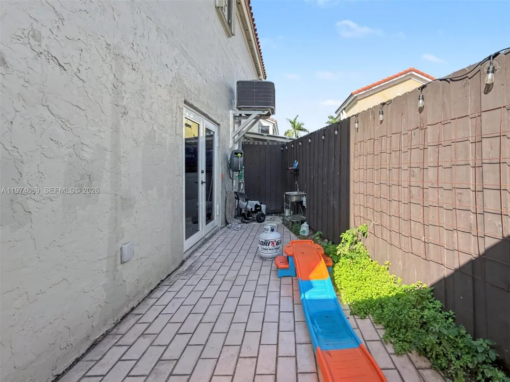 12689 NW 10th Way Miami, FL 33182