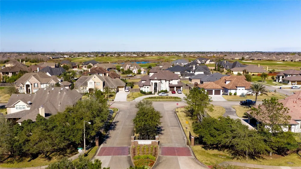 4806 Lost Creek Lane League City, TX 77573
