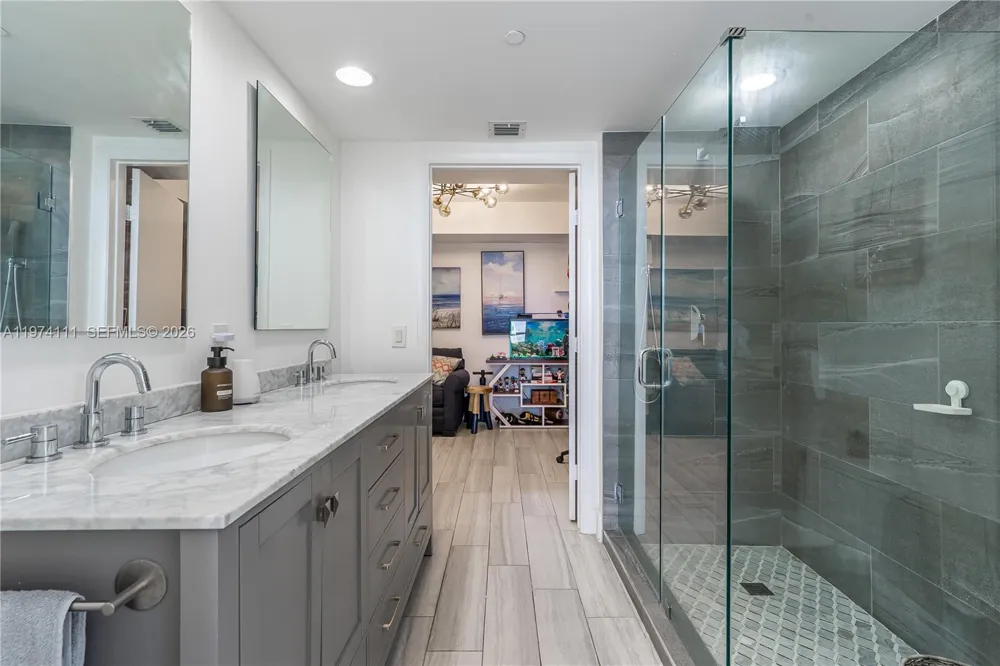 50 Biscayne Blvd #3106 Miami, FL 33132