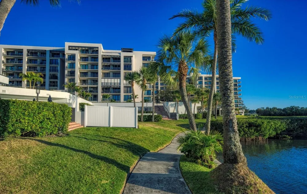 8 BELLEVIEW BOULEVARD #203 Belleair, FL 33756