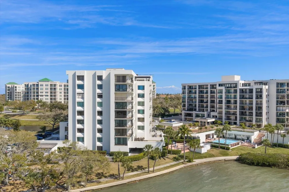 8 BELLEVIEW BOULEVARD #203 Belleair, FL 33756