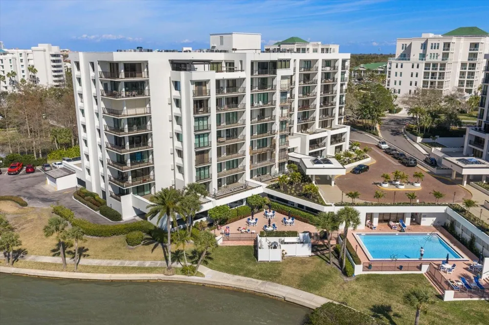 8 BELLEVIEW BOULEVARD #203 Belleair, FL 33756