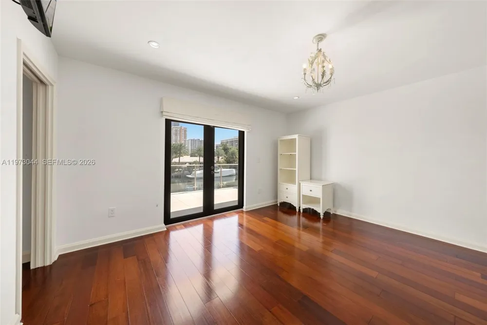 501 Hibiscus Dr Hallandale Beach, FL 33009
