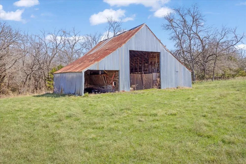 1966 County Road 2980 Windom, TX 75492