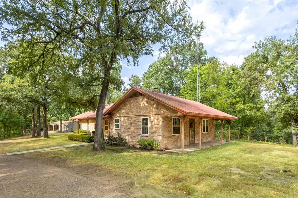 1966 County Road 2980 Windom, TX 75492