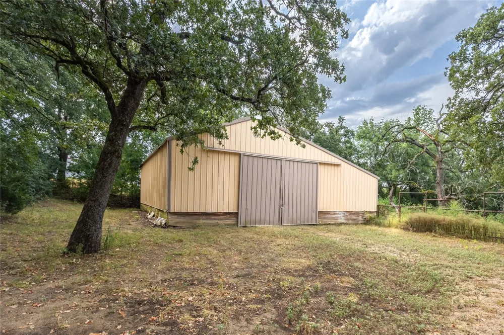 1966 County Road 2980 Windom, TX 75492