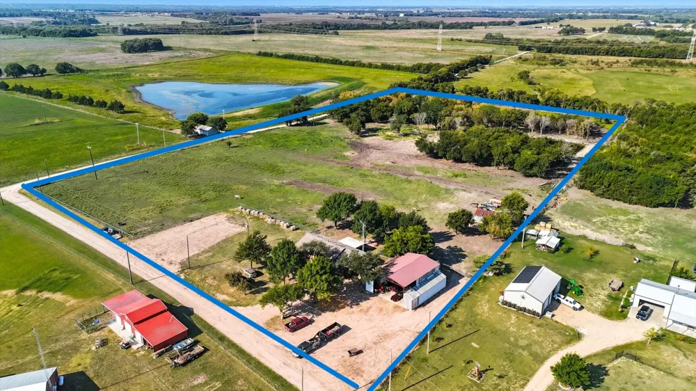 1118 Private Road 425 Whitewright, TX 75491