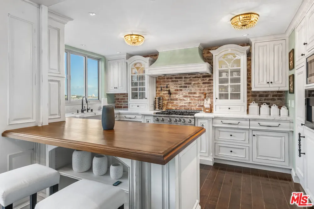 17366 W Sunset Boulevard #102 Pacific Palisades, CA 90272