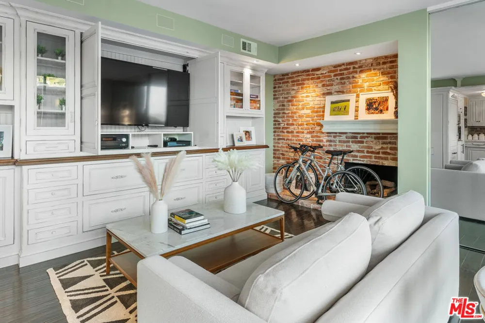 17366 W Sunset Boulevard #102 Pacific Palisades, CA 90272
