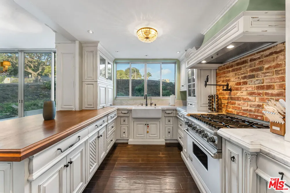 17366 W Sunset Boulevard #102 Pacific Palisades, CA 90272