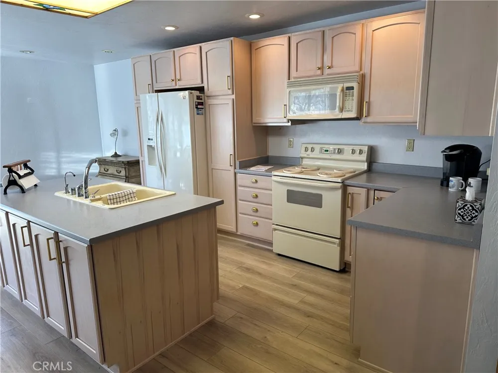 12945 Lakeland Clearlake Oaks, CA 95423