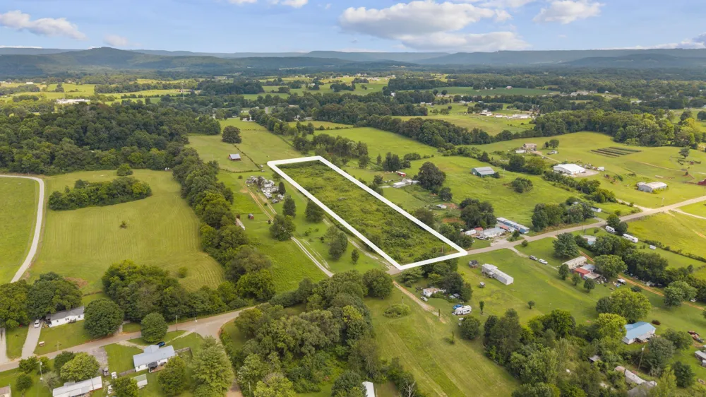 1072 Disneyland Rd Sparta, TN 38583