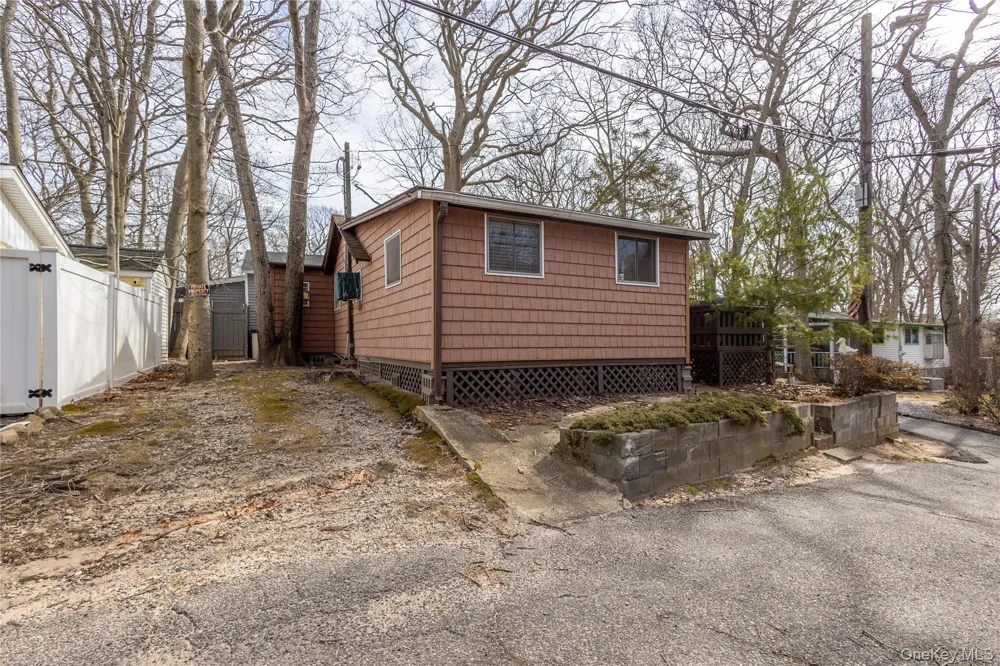 28 Anchor Path Baiting Hollow, NY 11933