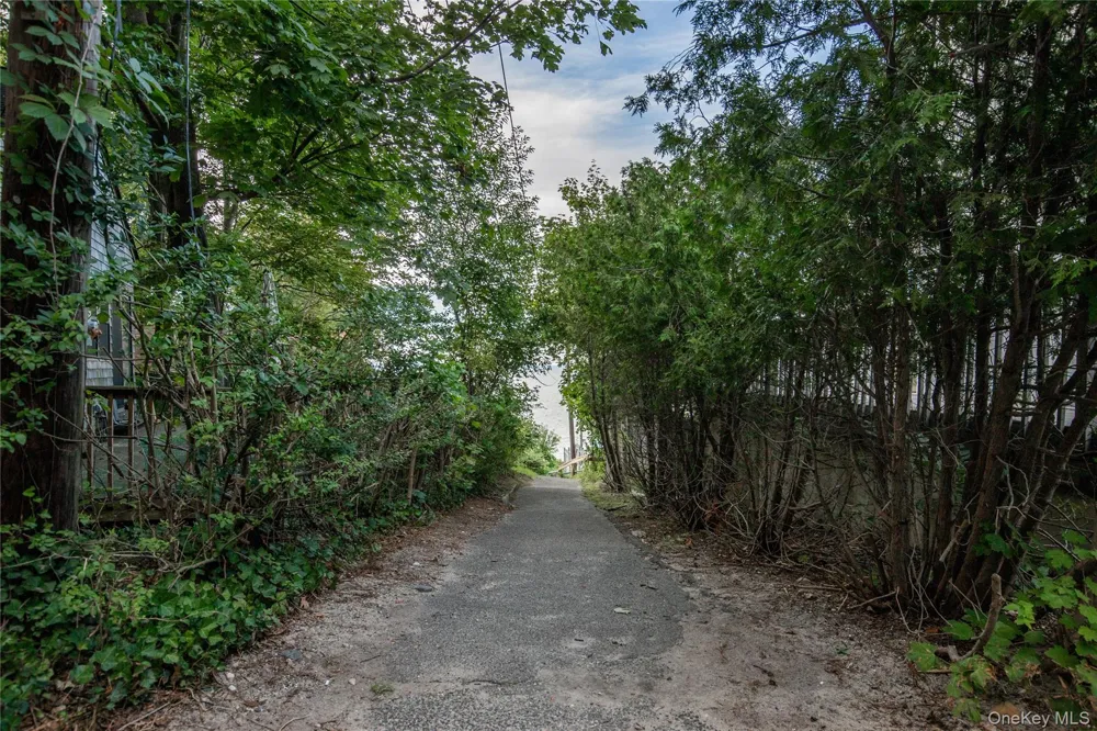 28 Anchor Path Baiting Hollow, NY 11933