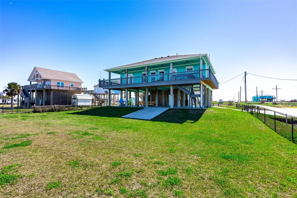 1040 Gayle Street Gilchrist, TX 77617