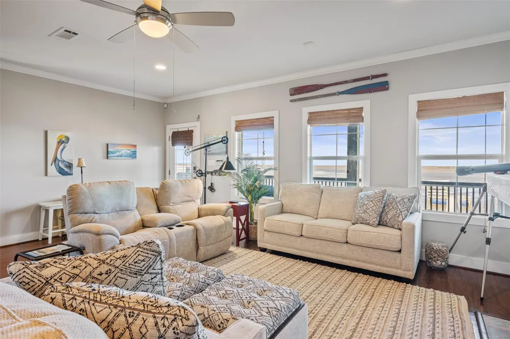 1040 Gayle Street Gilchrist, TX 77617