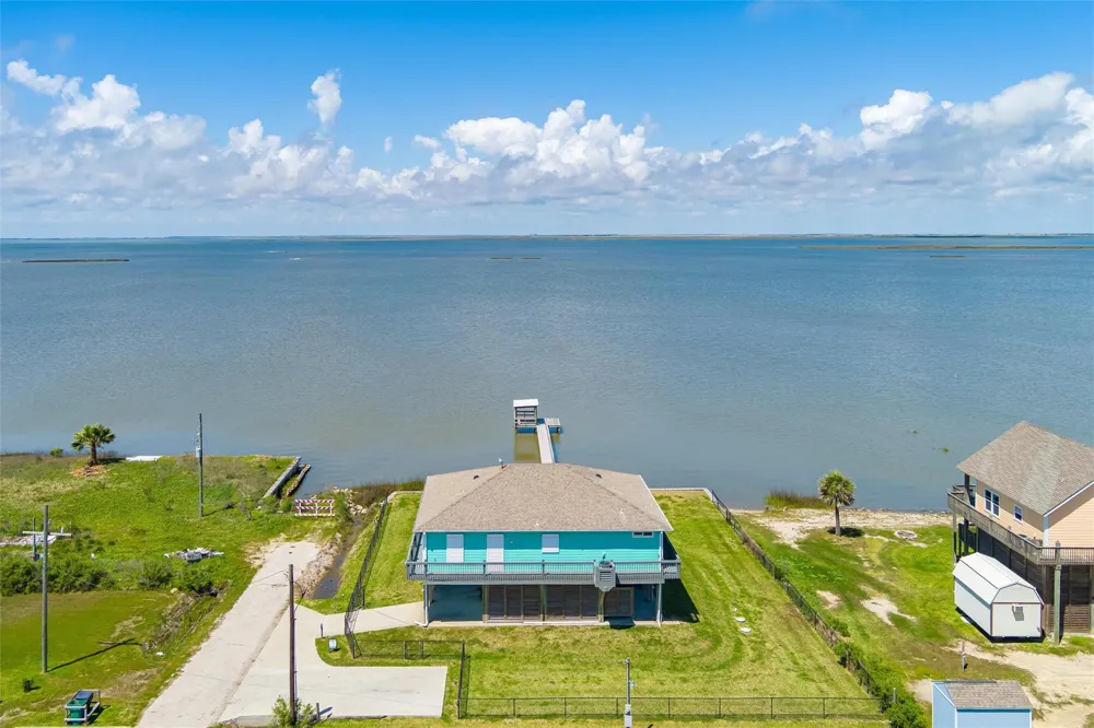 1040 Gayle Street Gilchrist, TX 77617