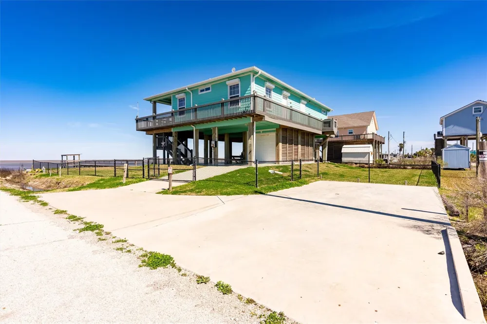 1040 Gayle Street Gilchrist, TX 77617