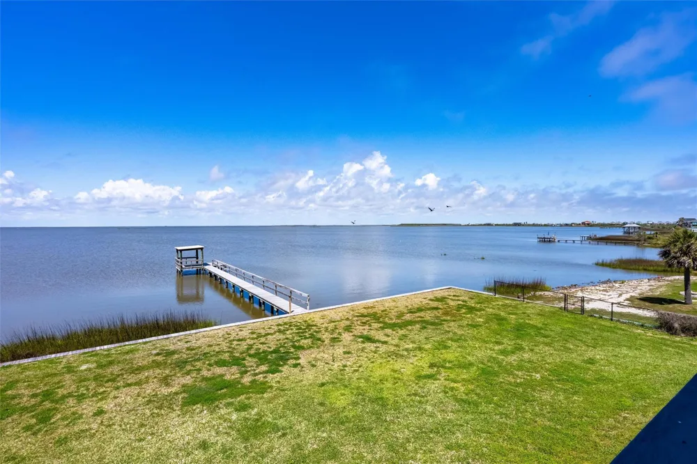 1040 Gayle Street Gilchrist, TX 77617