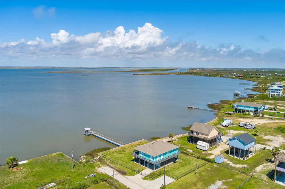 1040 Gayle Street Gilchrist, TX 77617