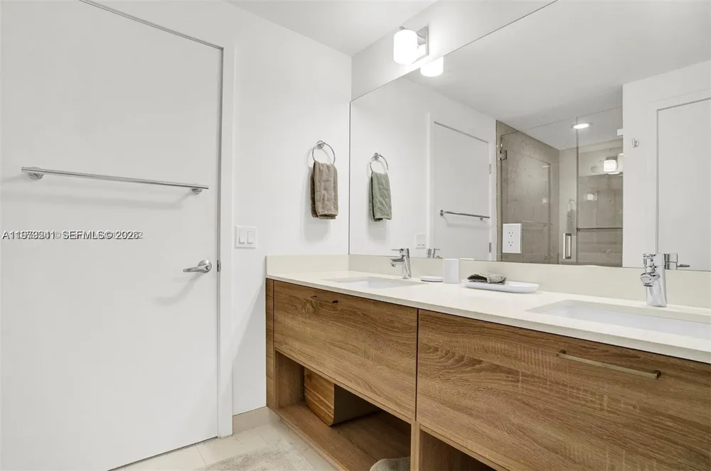 16385 Biscayne Blvd #421 North Miami Beach, FL 33160
