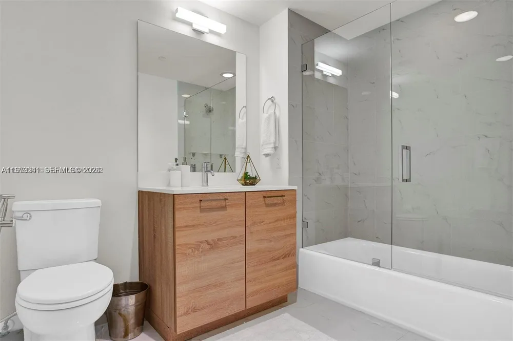 16385 Biscayne Blvd #421 North Miami Beach, FL 33160