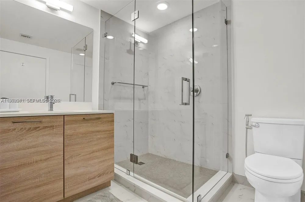 16385 Biscayne Blvd #421 North Miami Beach, FL 33160
