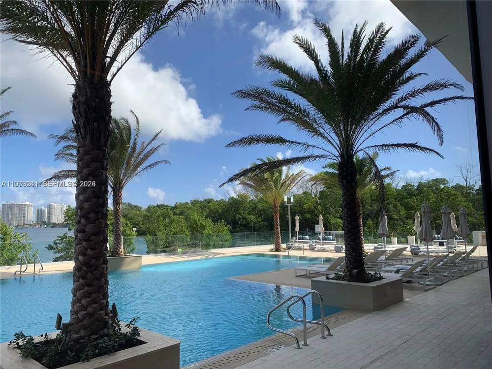 16385 Biscayne Blvd #421 North Miami Beach, FL 33160