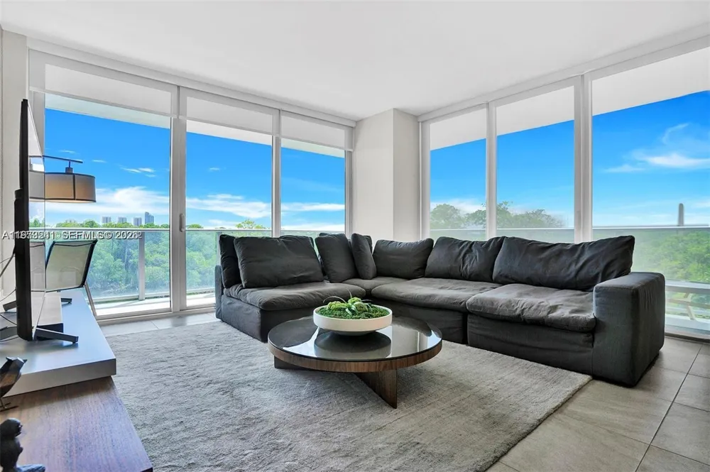 16385 Biscayne Blvd #421 North Miami Beach, FL 33160