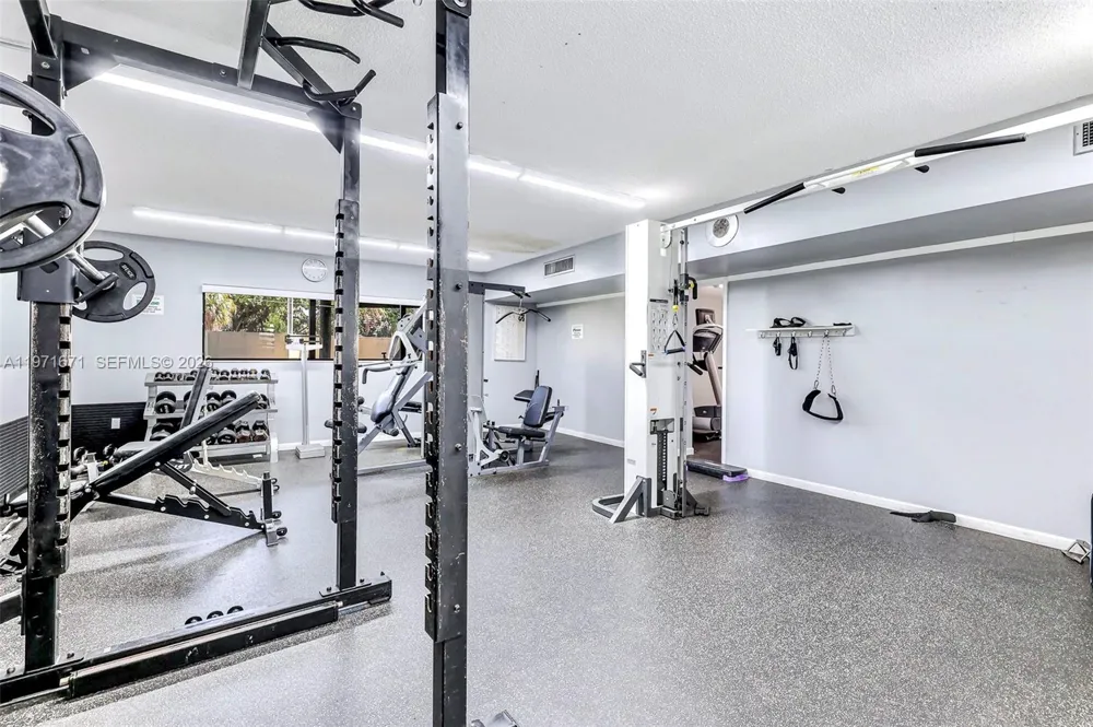 601 Ives Dairy Rd #00 Miami, FL 33179