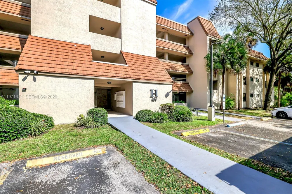 601 Ives Dairy Rd #00 Miami, FL 33179