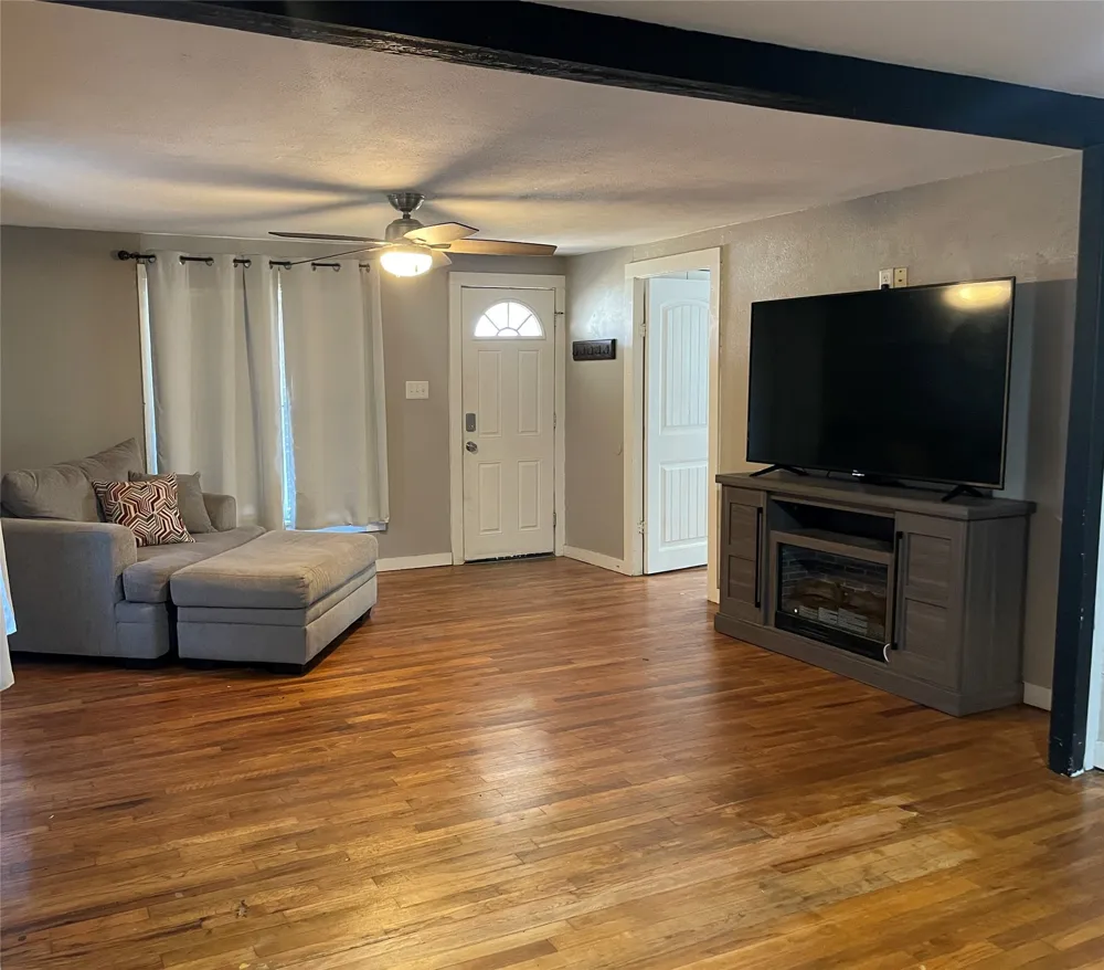 110 S Hubbard Street Alvord, TX 76225