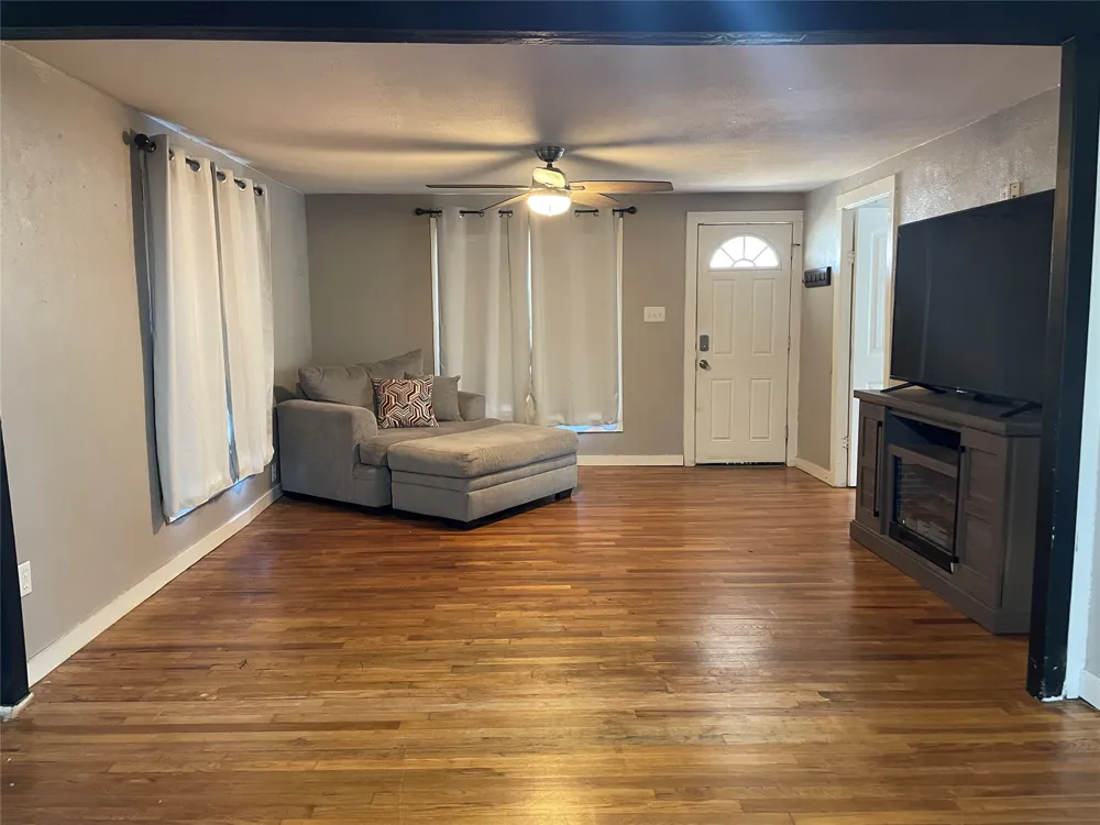 110 S Hubbard Street Alvord, TX 76225