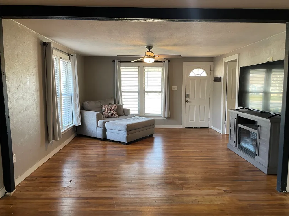 110 S Hubbard Street Alvord, TX 76225
