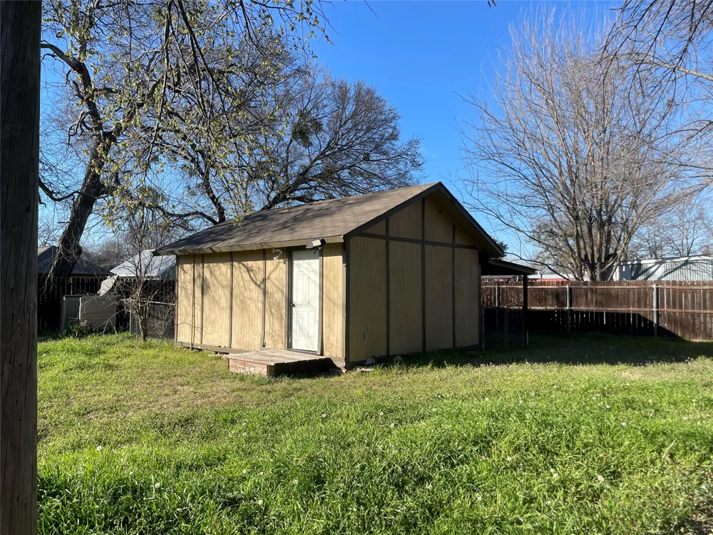 110 S Hubbard Street Alvord, TX 76225