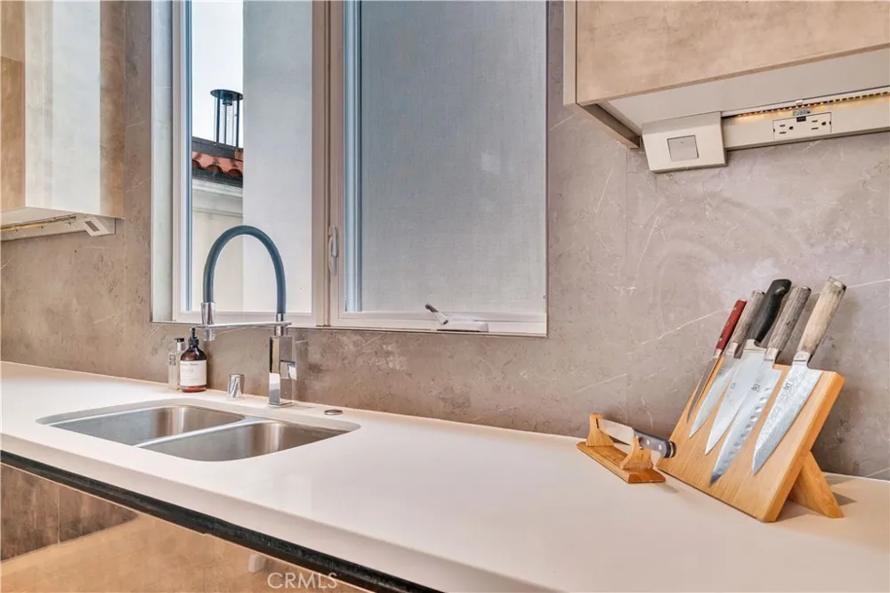 719 1st Place Hermosa Beach, CA 90254