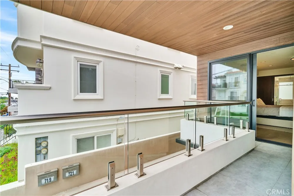 719 1st Place Hermosa Beach, CA 90254