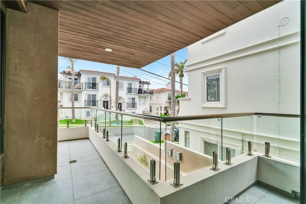 719 1st Place Hermosa Beach, CA 90254