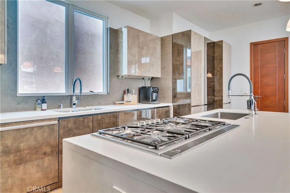 719 1st Place Hermosa Beach, CA 90254