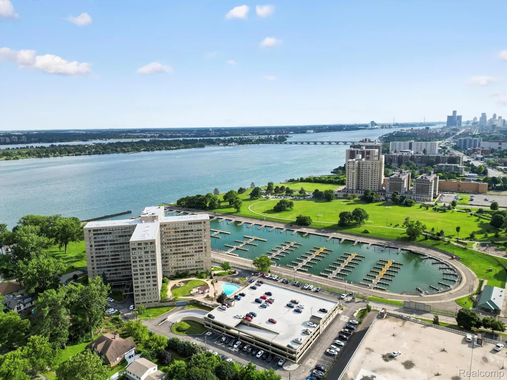 8900 E JEFFERSON AVENUE #1110 Detroit City, MI 48214