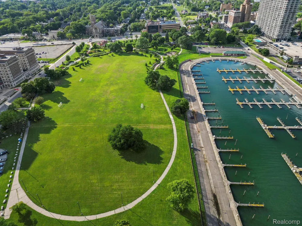 8900 E JEFFERSON AVENUE #1110 Detroit City, MI 48214