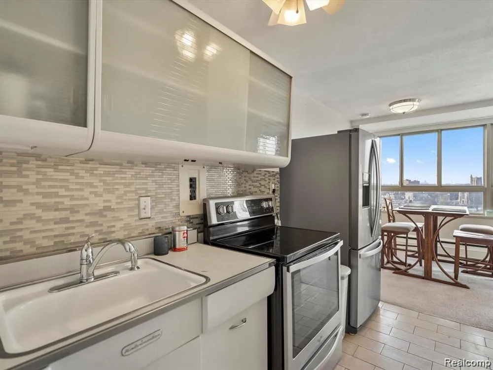 8900 E JEFFERSON AVENUE #1110 Detroit City, MI 48214