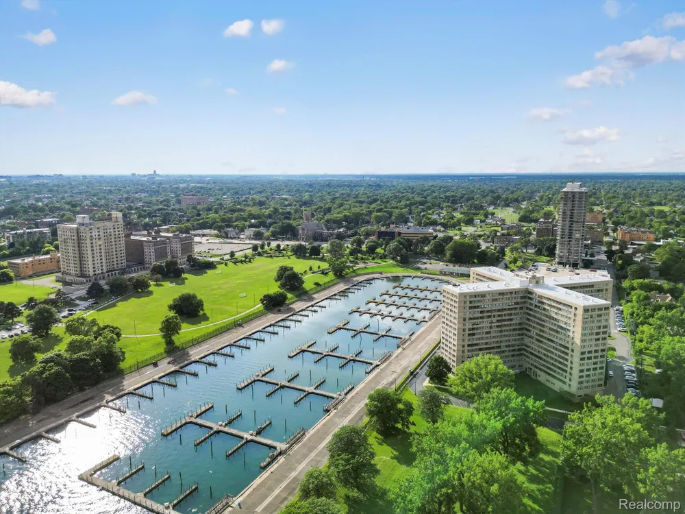 8900 E JEFFERSON AVENUE #1110 Detroit City, MI 48214