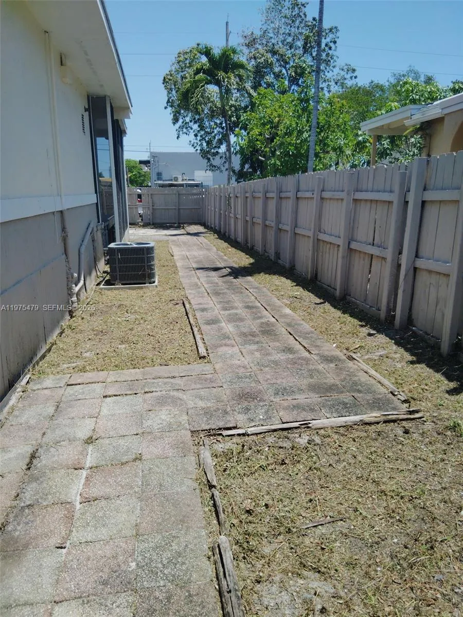 109 SW 1st Ave Hallandale Beach, FL 33009