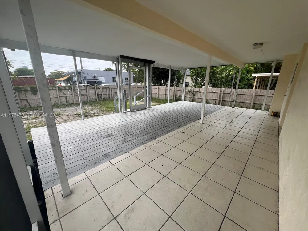 109 SW 1st Ave Hallandale Beach, FL 33009