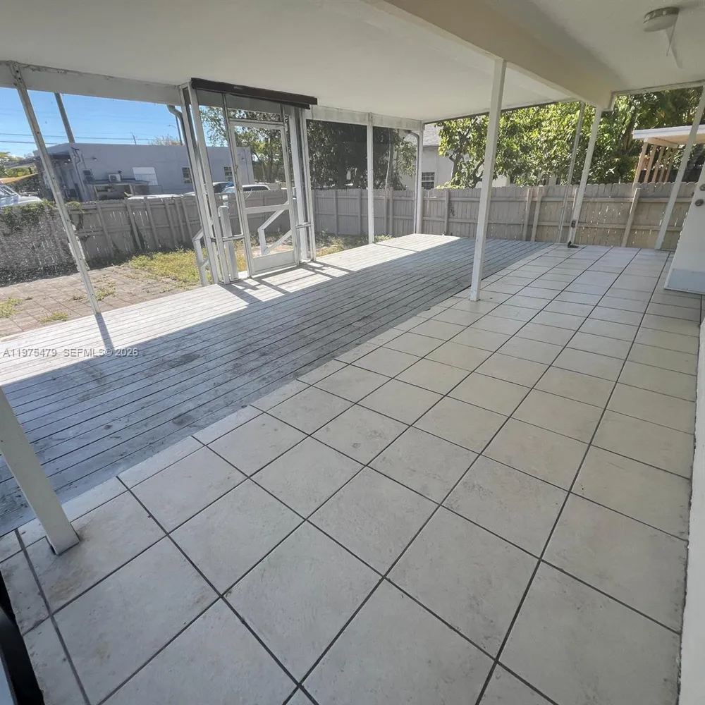 109 SW 1st Ave Hallandale Beach, FL 33009